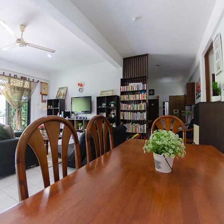 Poni Homestay Muara Buitenkant foto