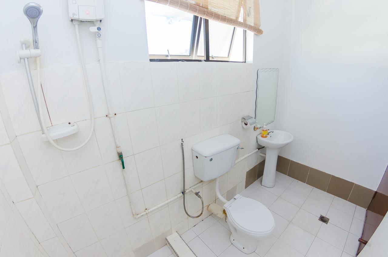 Poni Homestay Muara Buitenkant foto