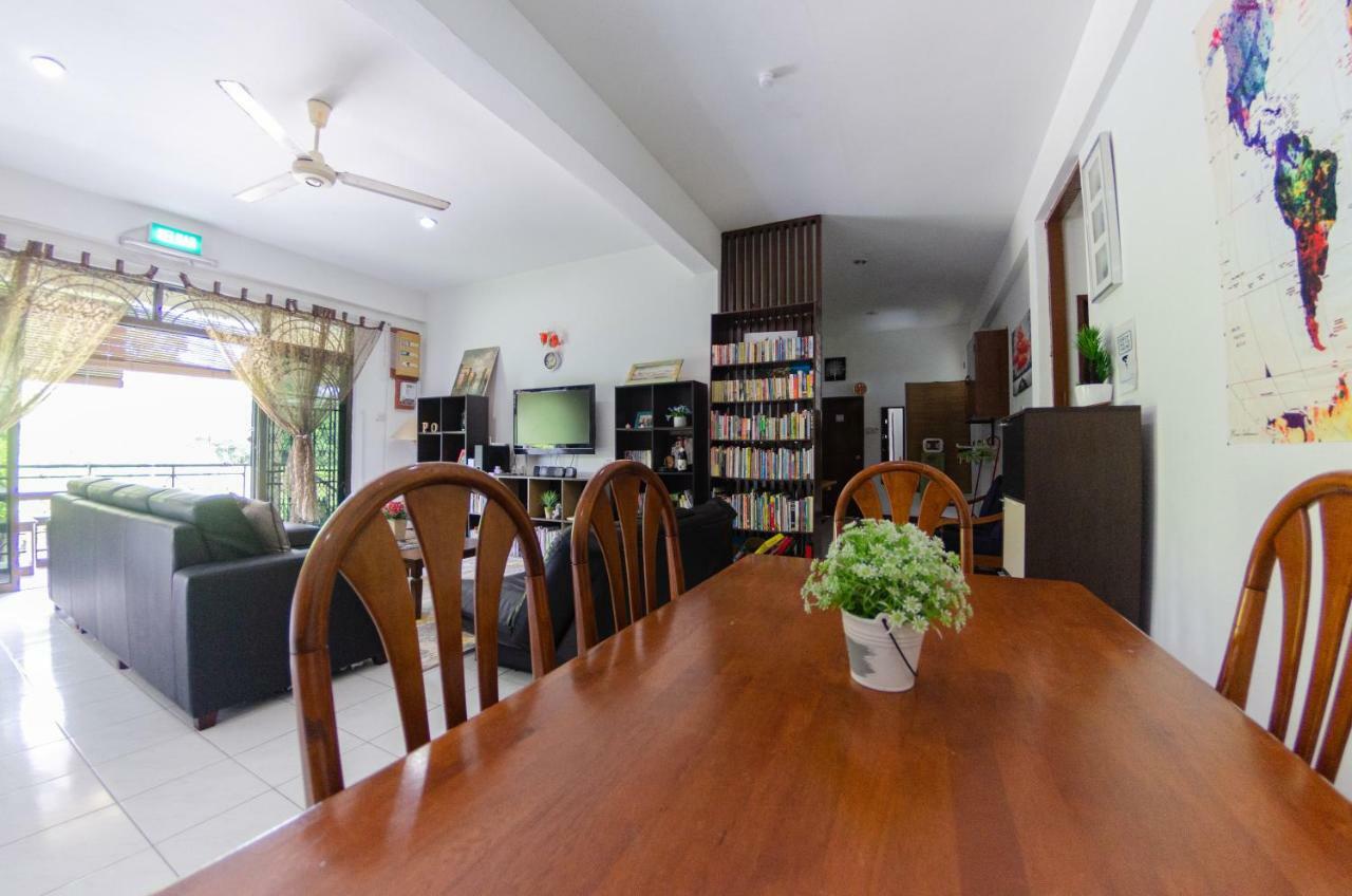 Poni Homestay Muara Buitenkant foto