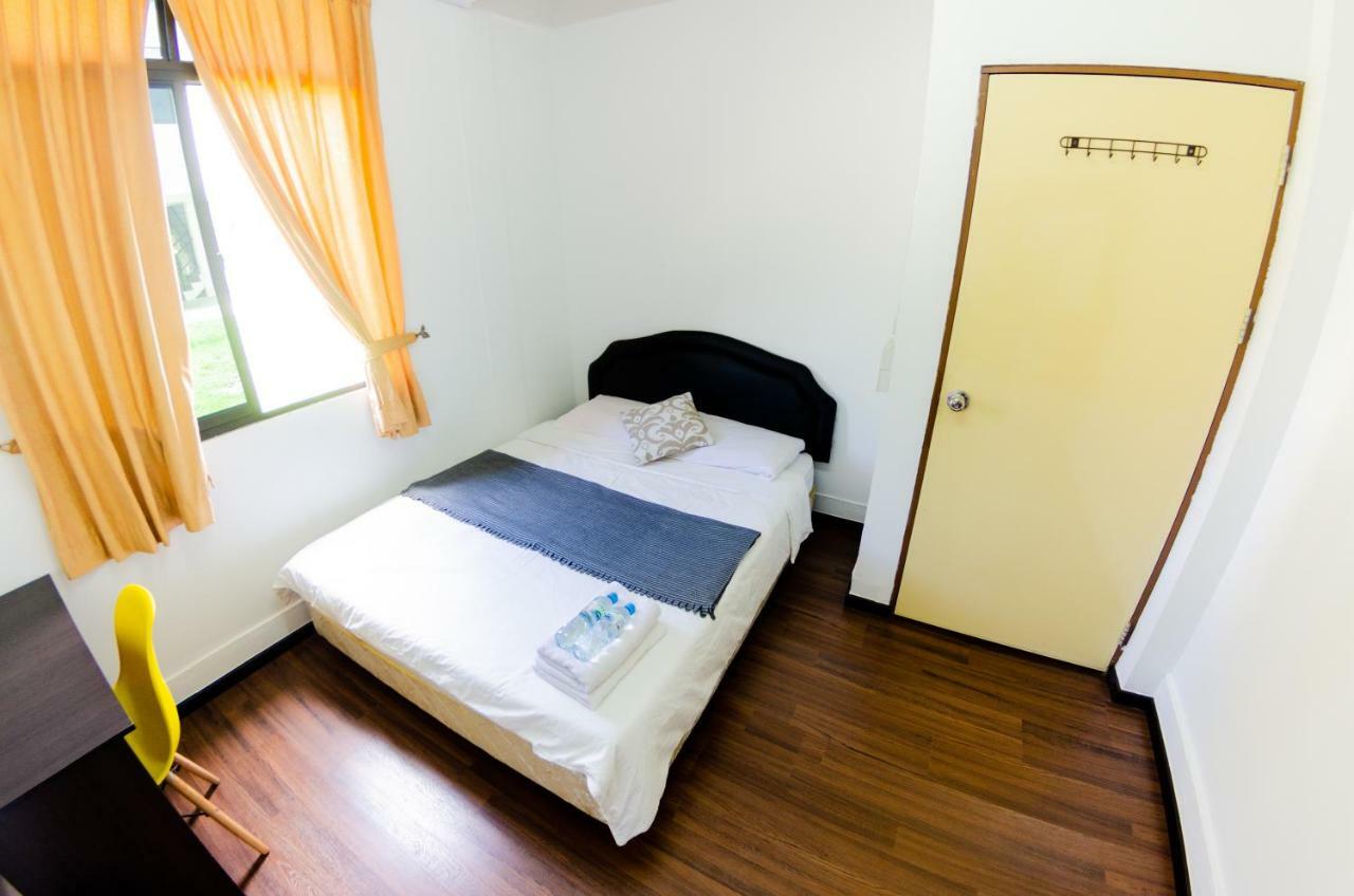 Poni Homestay Muara Buitenkant foto