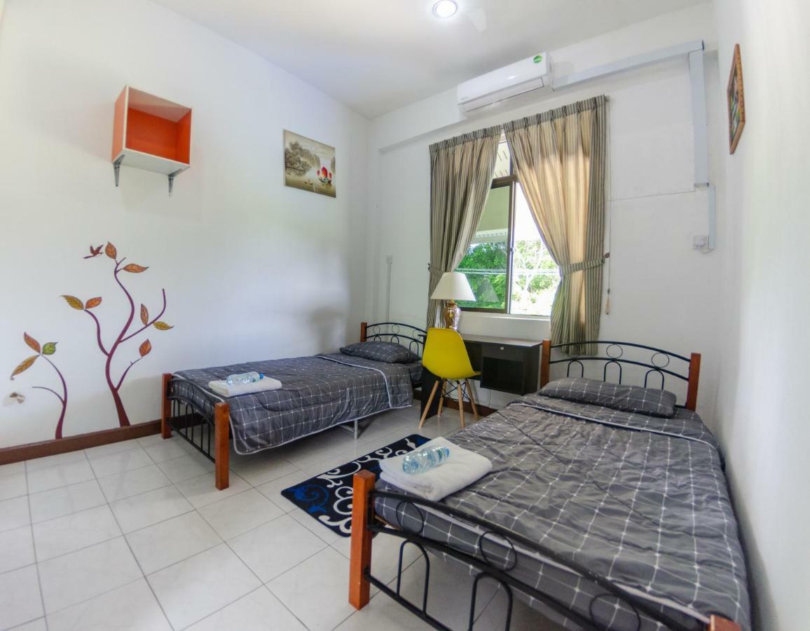 Poni Homestay Muara Buitenkant foto