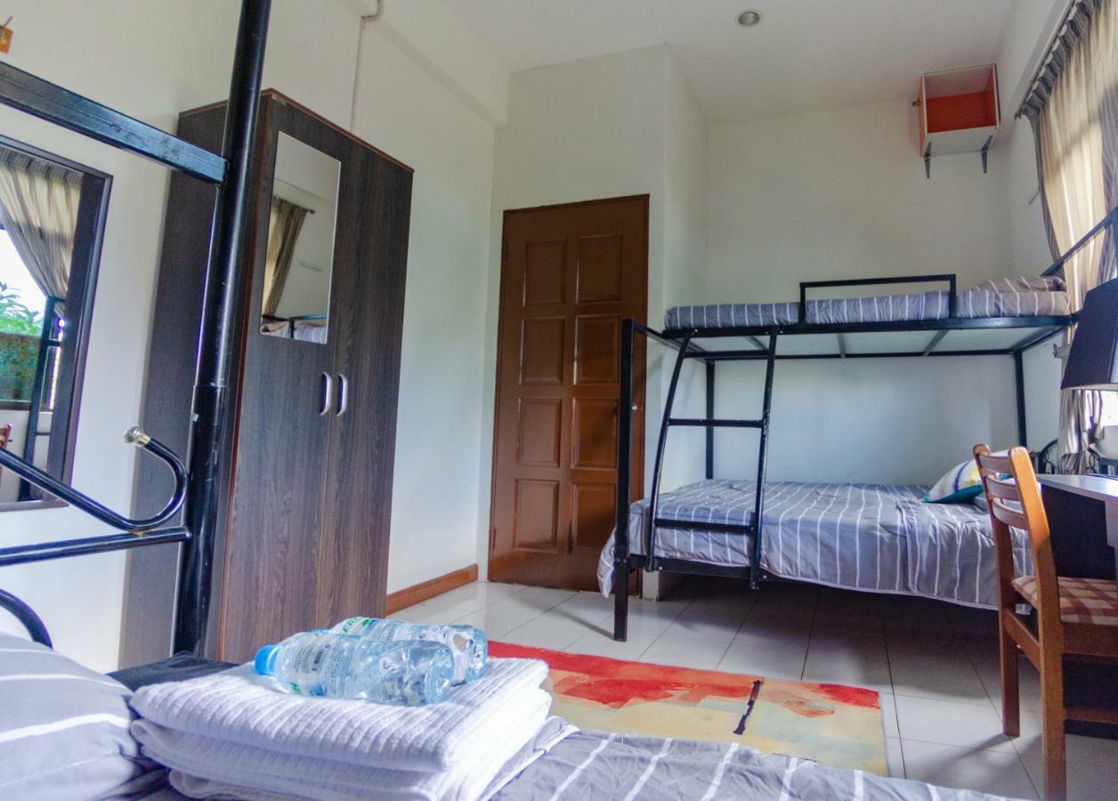 Poni Homestay Muara Buitenkant foto
