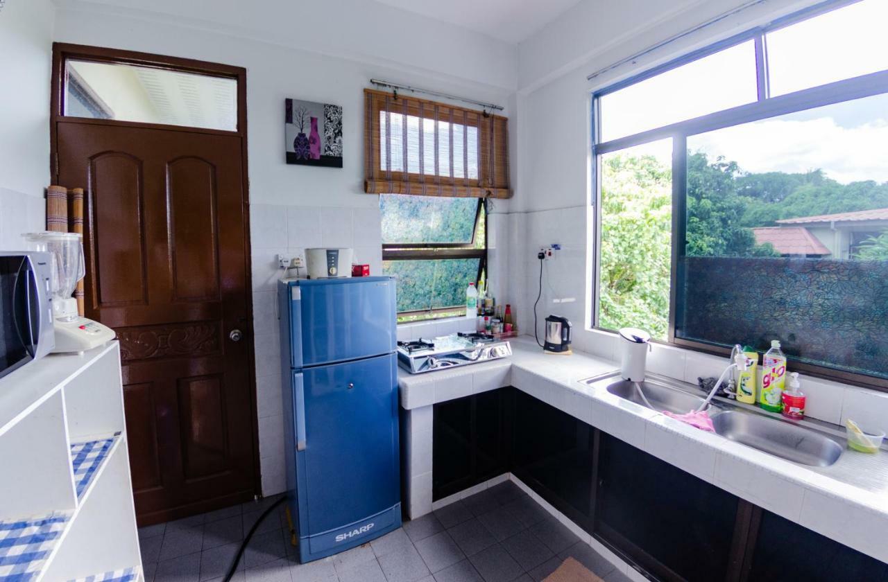 Poni Homestay Muara Buitenkant foto