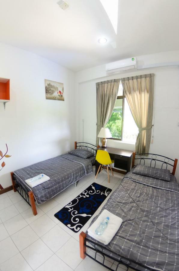 Poni Homestay Muara Buitenkant foto