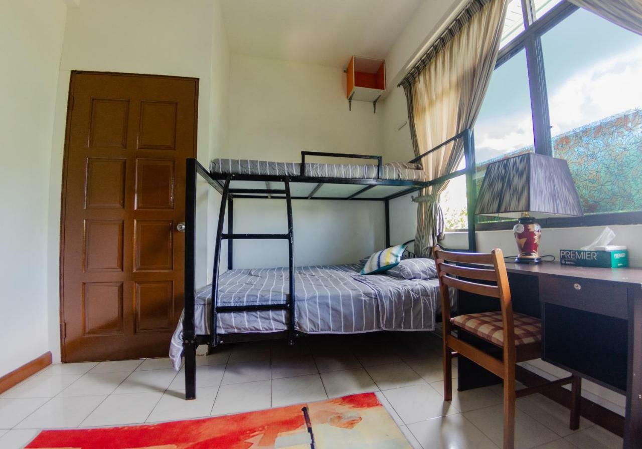 Poni Homestay Muara Buitenkant foto