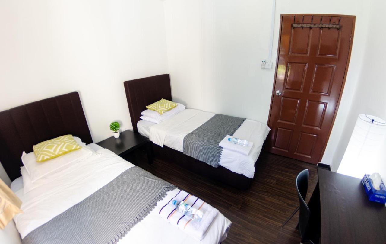 Poni Homestay Muara Buitenkant foto